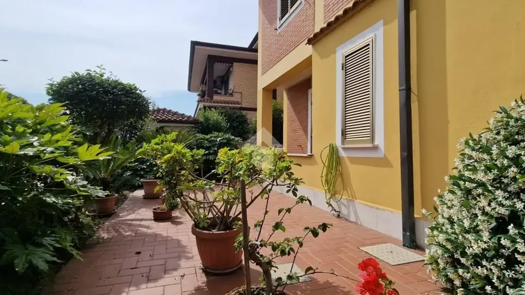 Aed - Triplex with Garden in Latina
