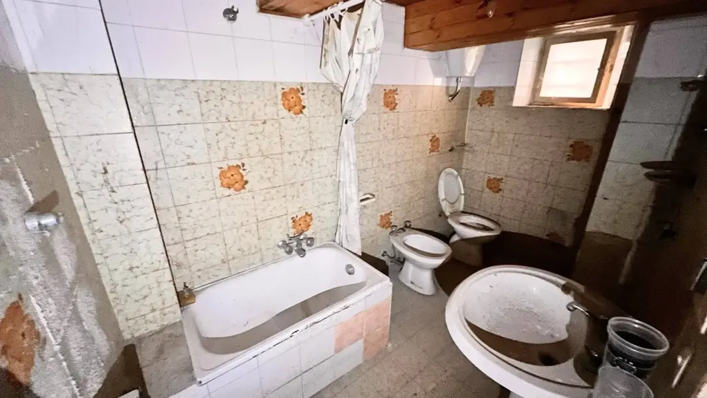 Bagni - Casa indipendente con cantina a Fabriano