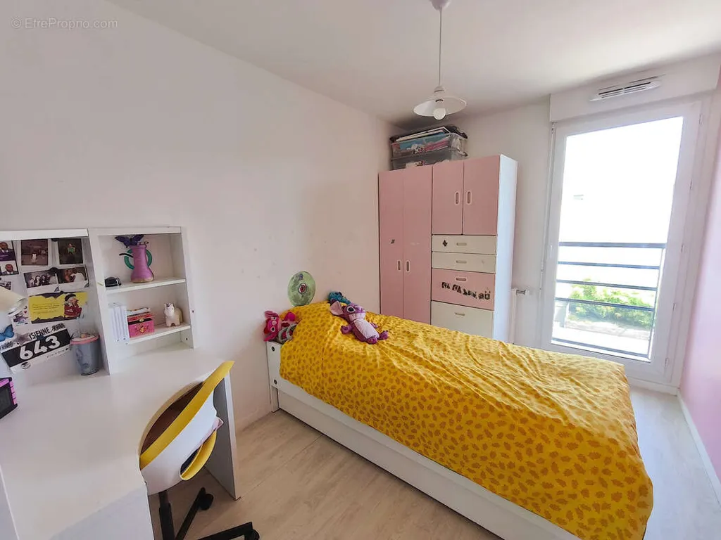 Magamistoad - 4-Piece Apartment with Balcony in Orly