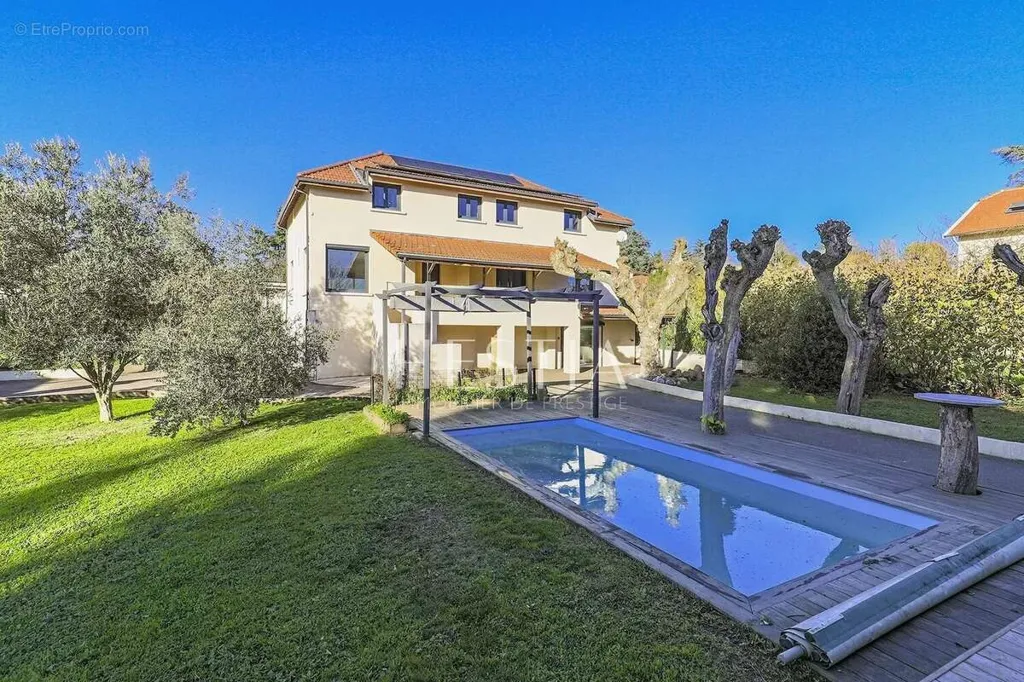 Piscine - Maison de Luxe avec Piscine à Crépieux-la-Pape