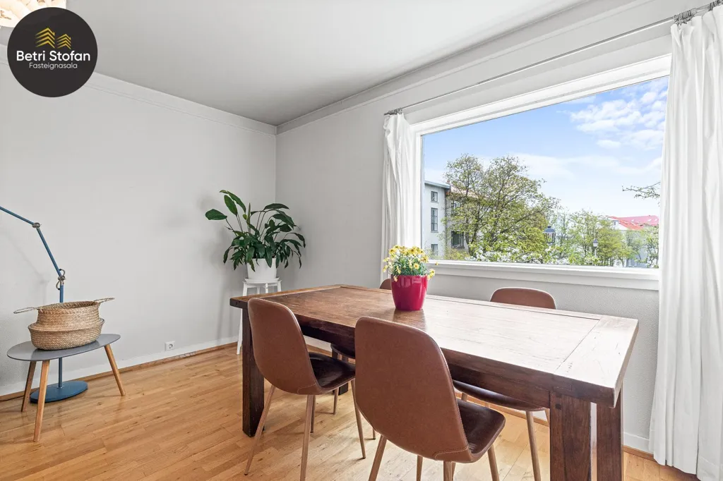 Söögituba - Stein-built Flat with Balcony in Reykjavik