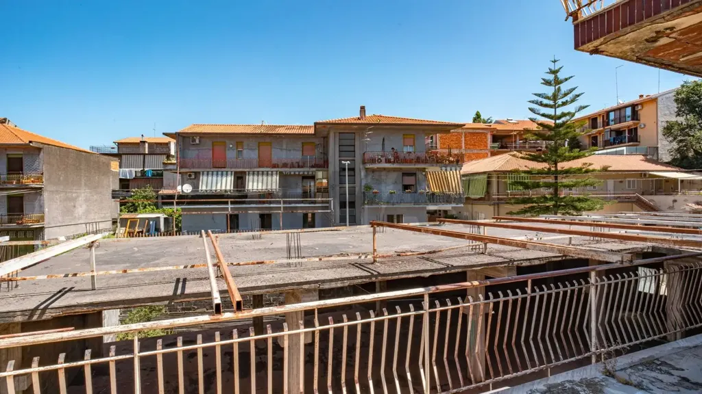 Balcon - Commercial Space with Apartments in Belpasso