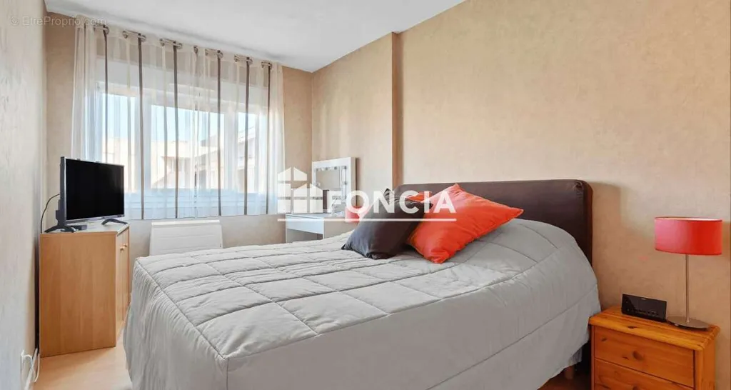 Bedrooms - 4-Piece Apartment with Balcony in Guyancourt
