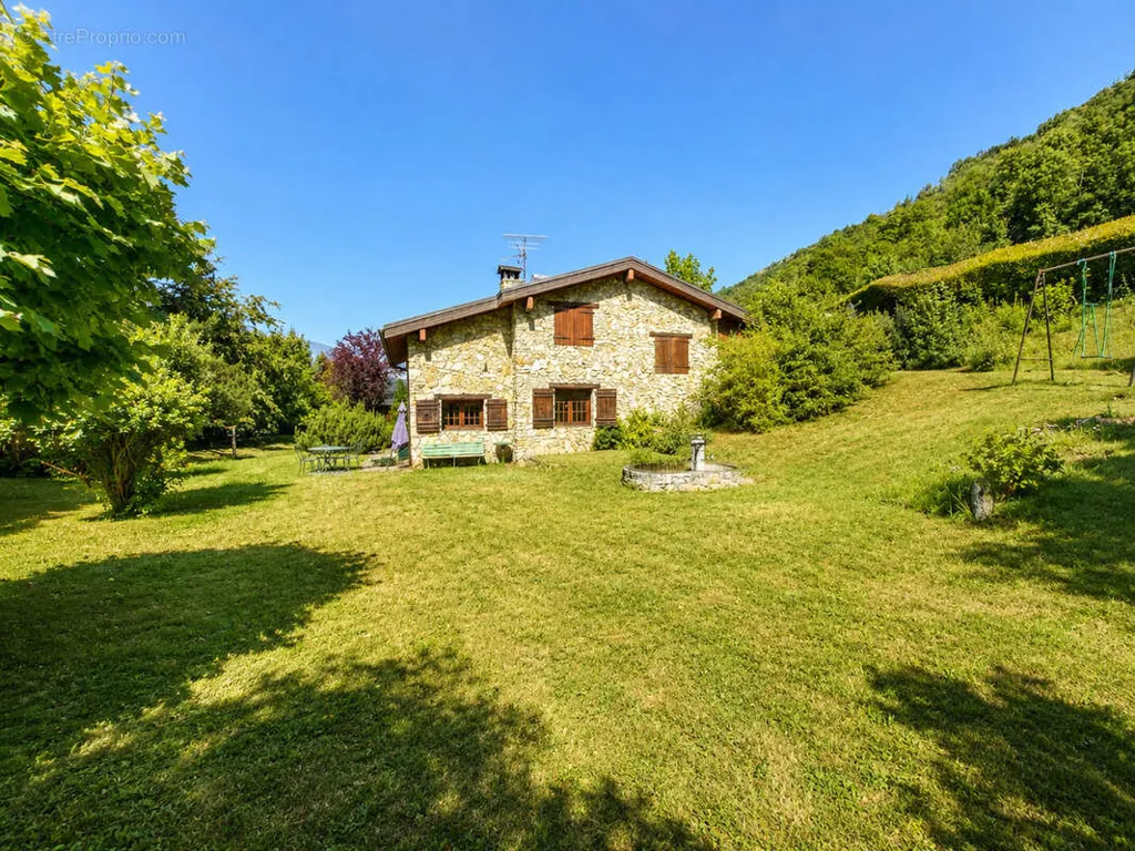 Giardino - House with Large Garden in Bozel