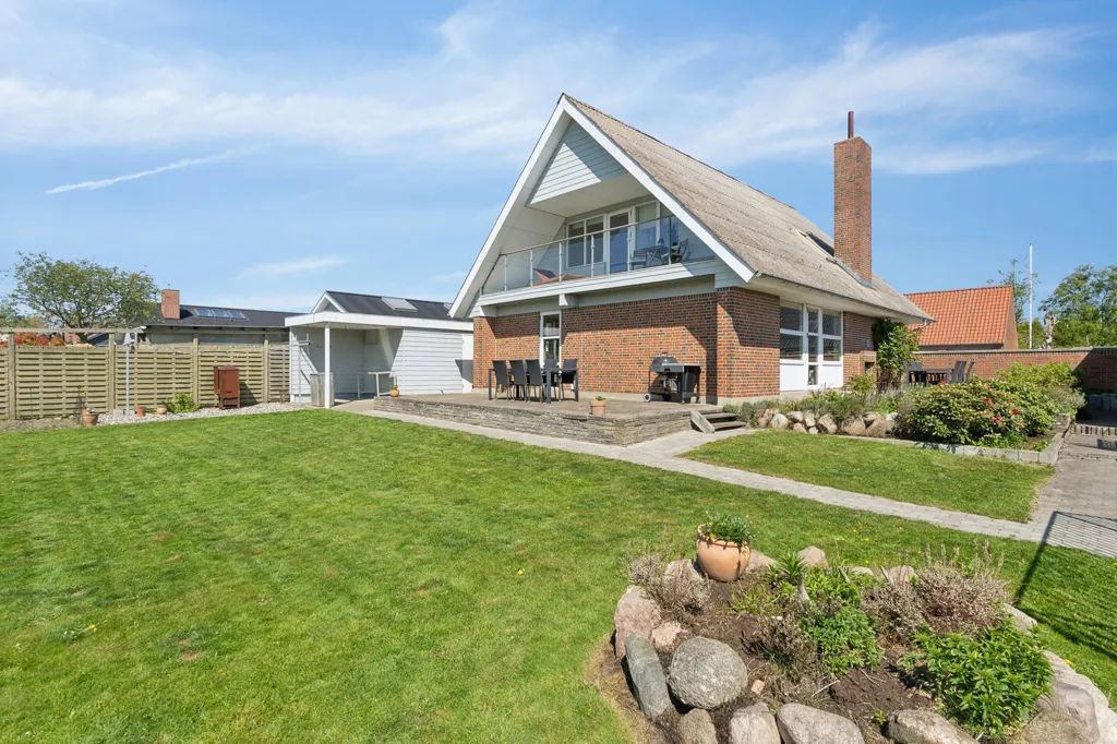 Jardin - Villa with Red Brick Facade in Als