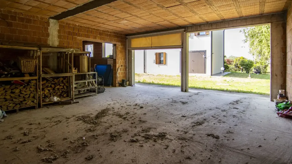 Garage - Villa with Garden and Caminetto in Codevigo