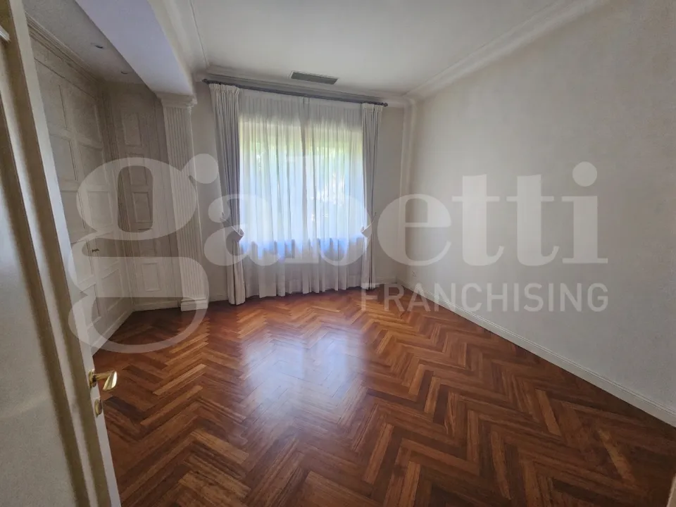 Pièces - Classical Villa with Garden in Brescia