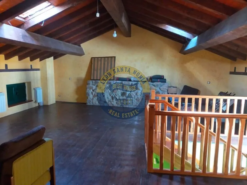 Pièces - Restored Chalet with Rustic Charm in León