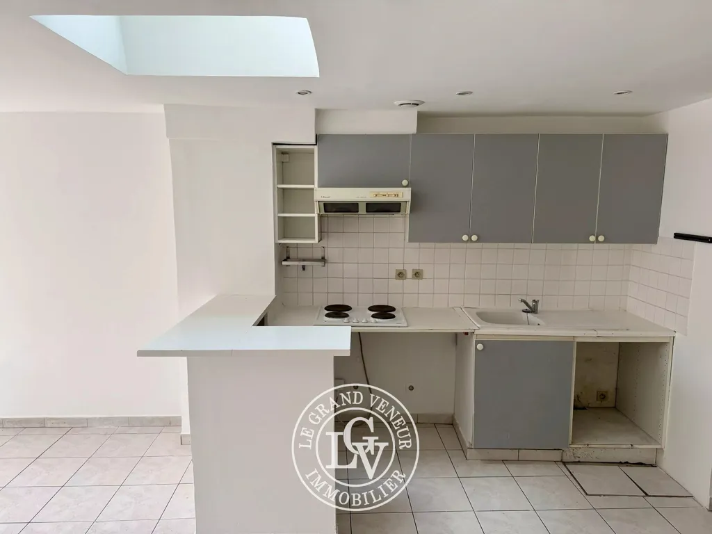 Kitchen - 2-Bed Flat with Courtyard View in Fontainebleau Centre