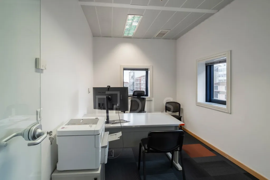 Bureau - Office with Air Conditioning in Amoreiras Square, Lisbon