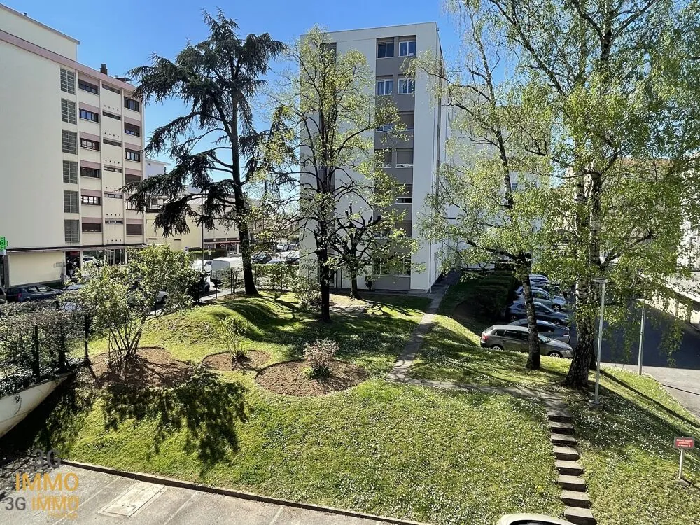 Garden - Spacious 6-Piece Apartment with Balcony in Annemasse