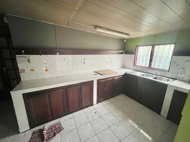 Cucina - Renovated House with Veranda in Saint-André