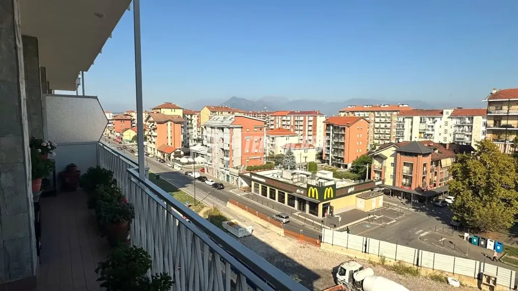 Rõdu - Rearranged Apartment with Balcony in Collegno