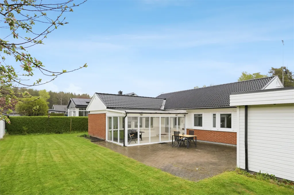 Terrass - 1-Storey Villa with Garden in Hårstorp