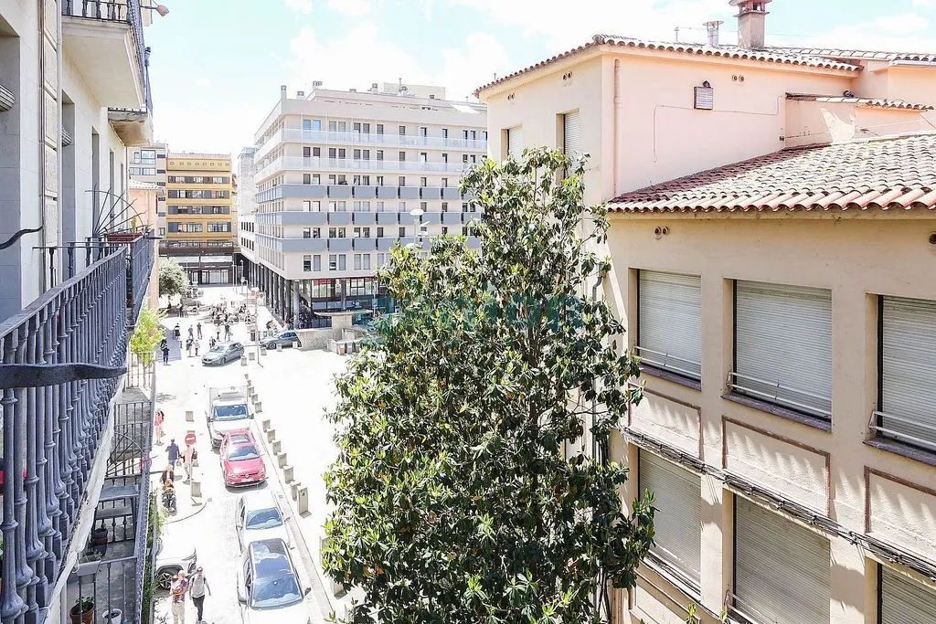 Välivaade - Historic Flat with Balcony in Girona Centre