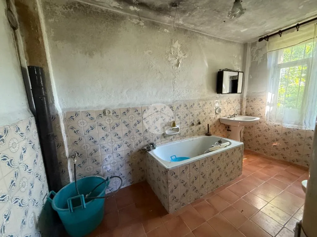 Bathrooms - Historic Independent House in Montafia