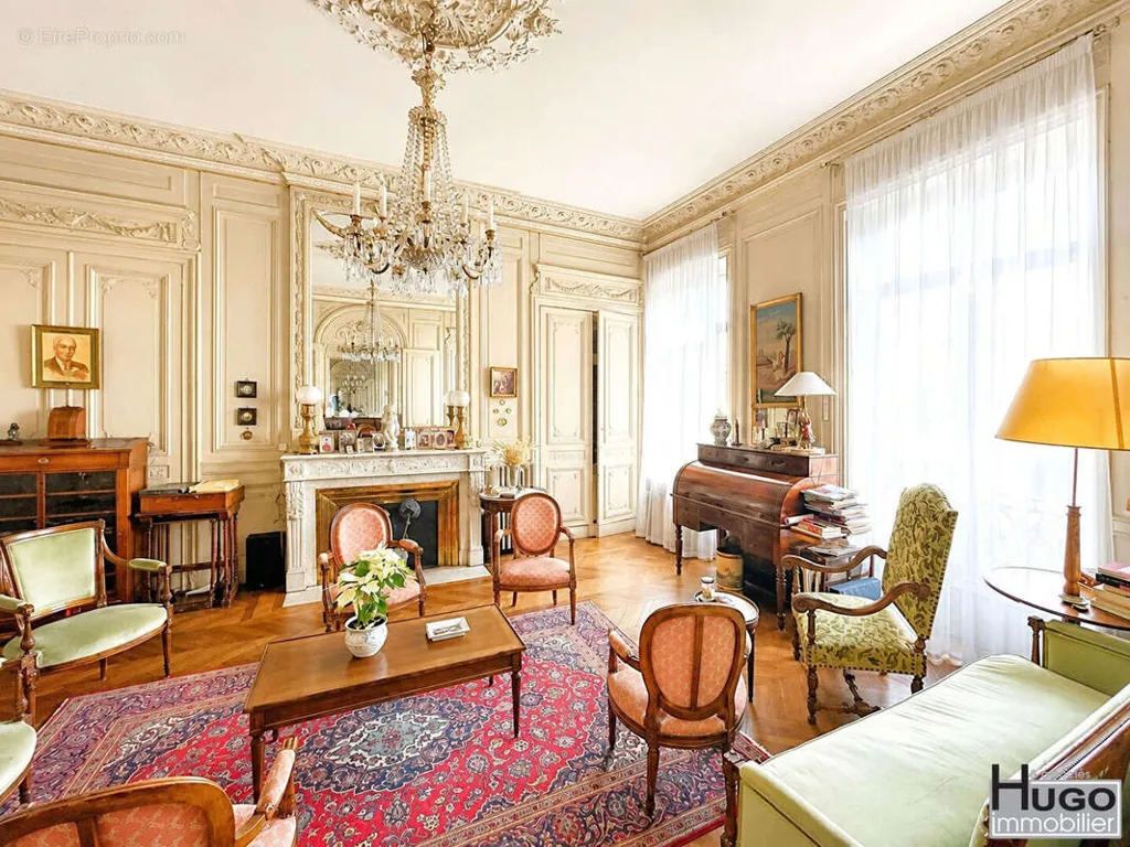 Soggiorno - Haussmannian Apartment with Tram Access in Bordeaux