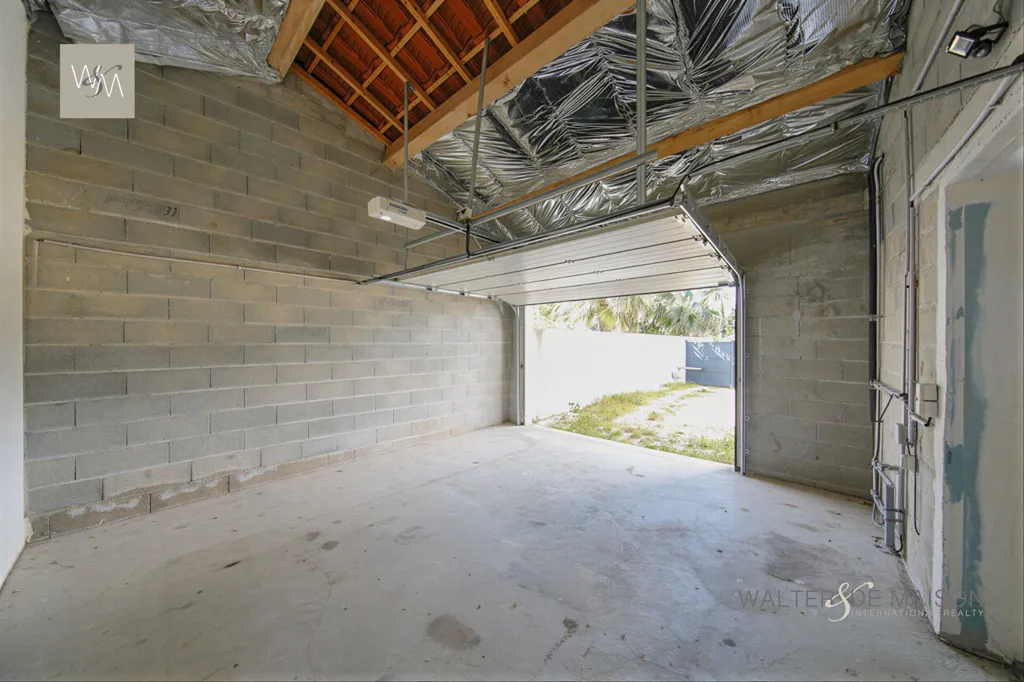 Garage - Maison Contemporaine avec Jardin à La Crau