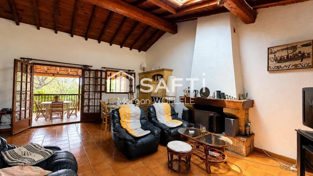 Living Room - Detached House with Nature View in Tour de Mare