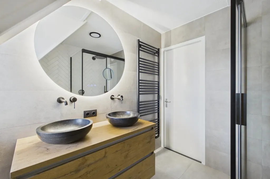Vannitoad - Modern Two-Storey House with Garden in Philippine