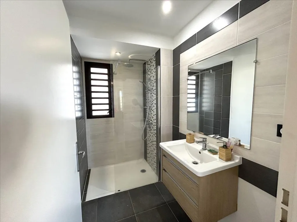 Salles de bain - Appartement T4 avec Vue Océan à Saint-Gilles-les-Bains