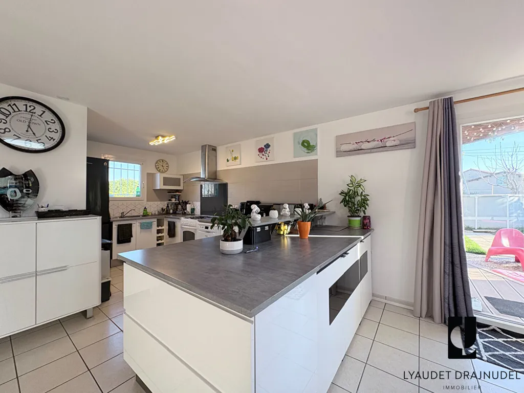Cuisine - Maison avec Jardin Paysagé et Piscine à Renaison