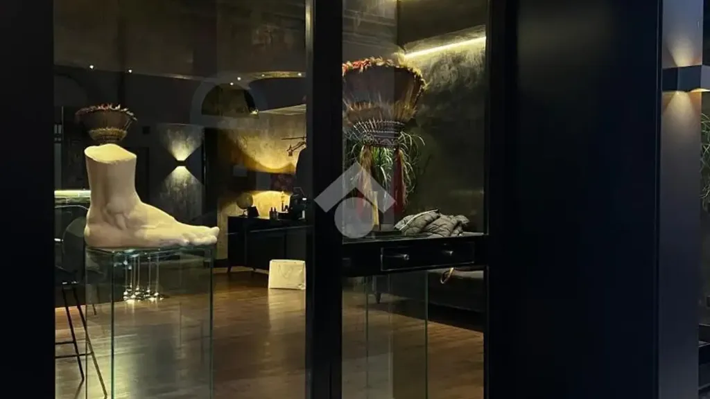 Entrée - Commercial Space with Four Windows in Nardò