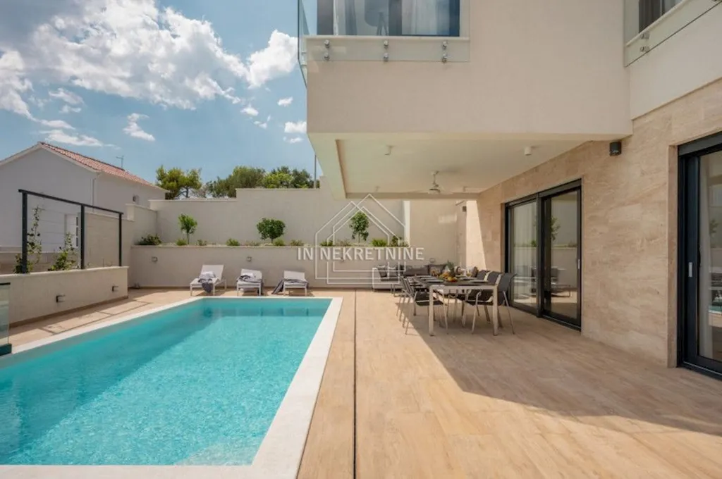 Piscine - Luxury Villa with Pool and Sea View