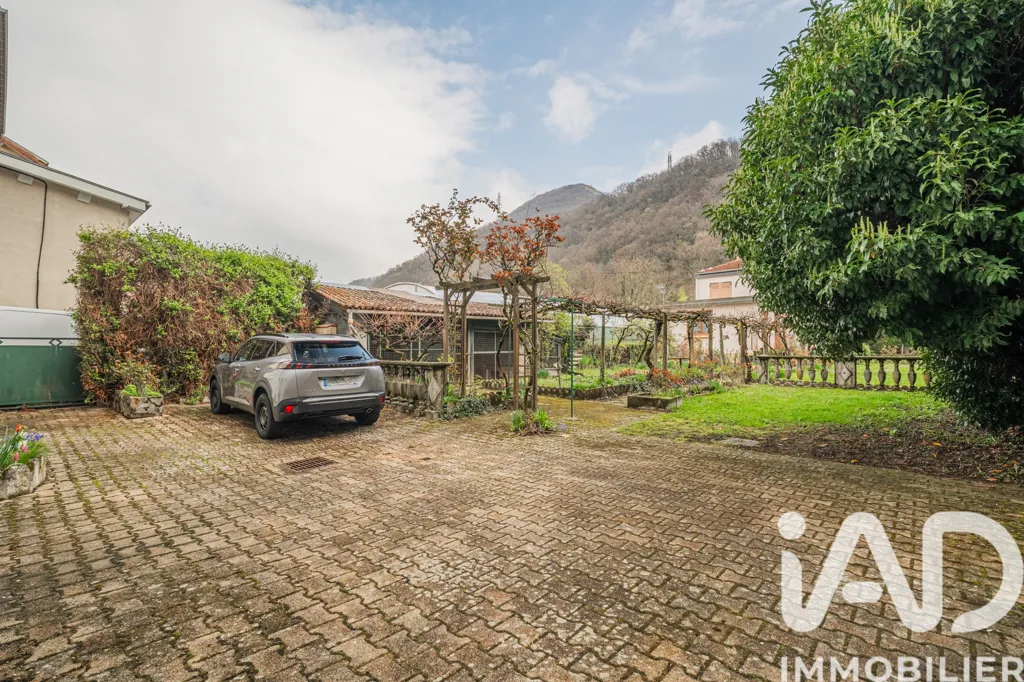 Extérieur - Maison avec Jardin et Garage à Jarrie
