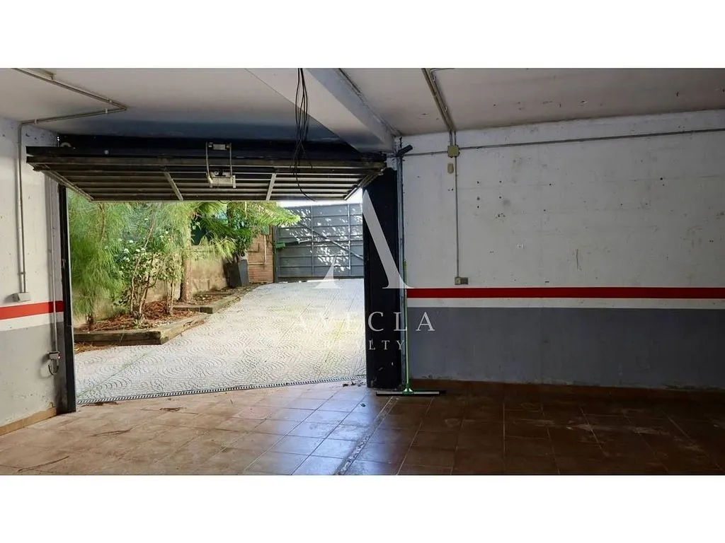 Garage - Spacious House with Garden in Rubí