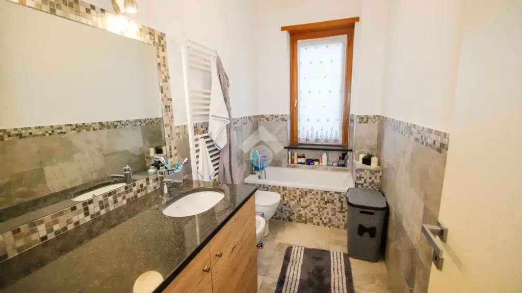 Salles de bain - Rustic Apartment with Triple Exposure in San Benigno Canavese