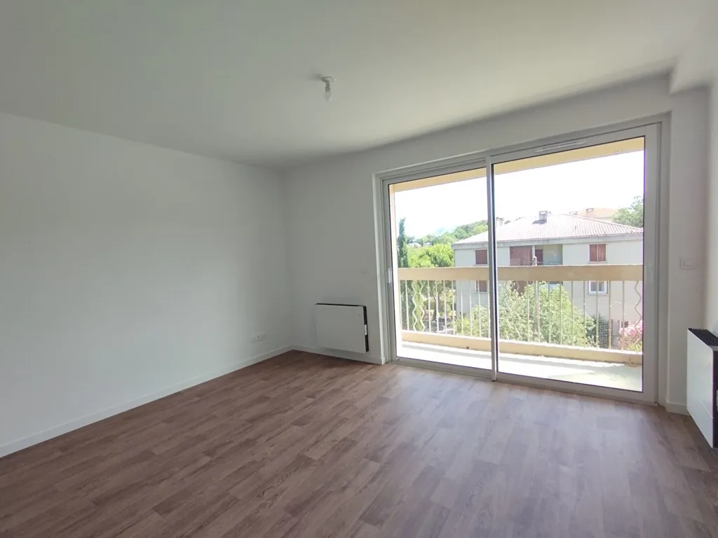 Pièces - Appartement Traversant avec Balcon à Aubagne