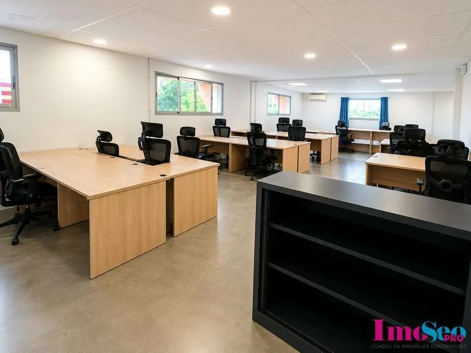 Bureau - Entrepôt Industriel avec Bureaux au Haillan