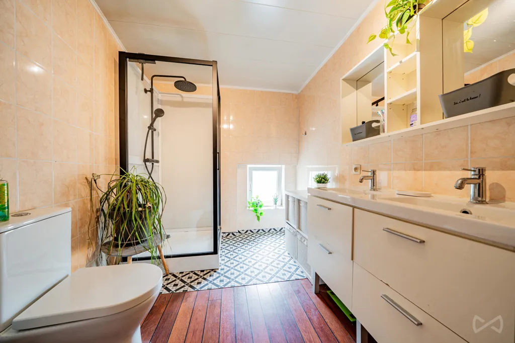 Salles de bain - Maison 3 Façades avec Jardin à Ransart