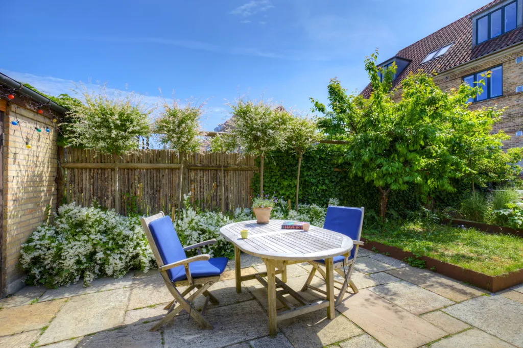 Aed - Architectural Row House with Garden in Fuglebakke