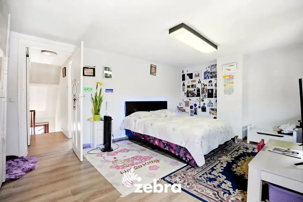 Magamistoad - Mixed-Use Property with Garage in Sint-Kruis