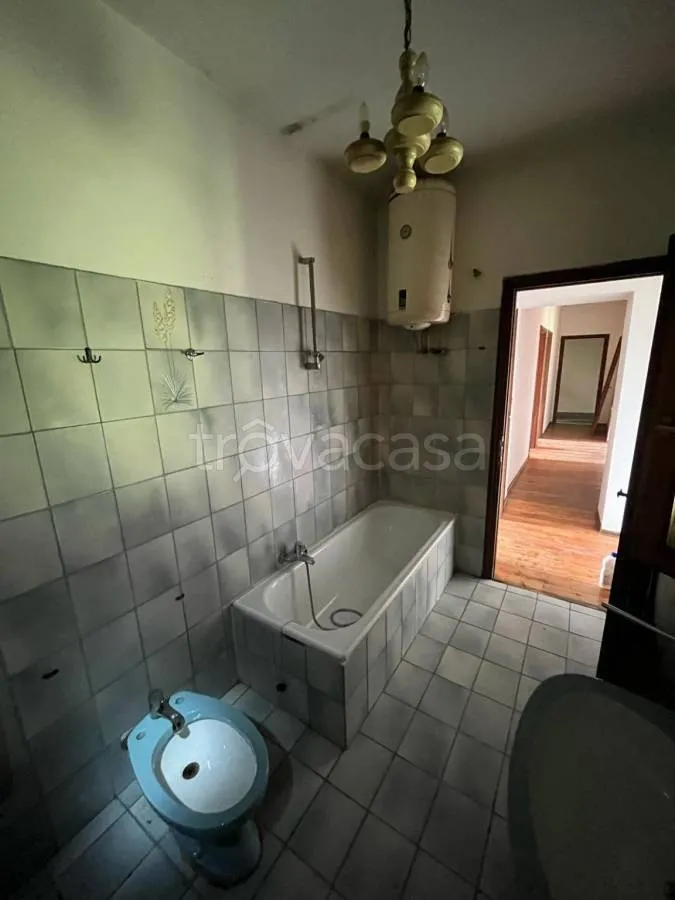 Salles de bain - Cascina with Farmhouse Features in Barge