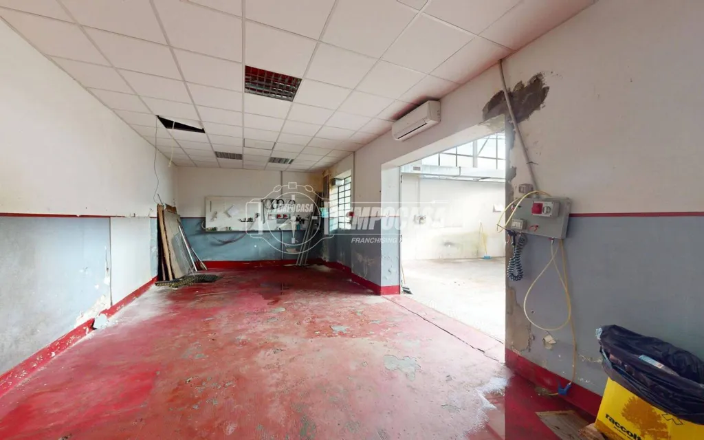 Garaaž - Warehouse with Development Potential in Turin
