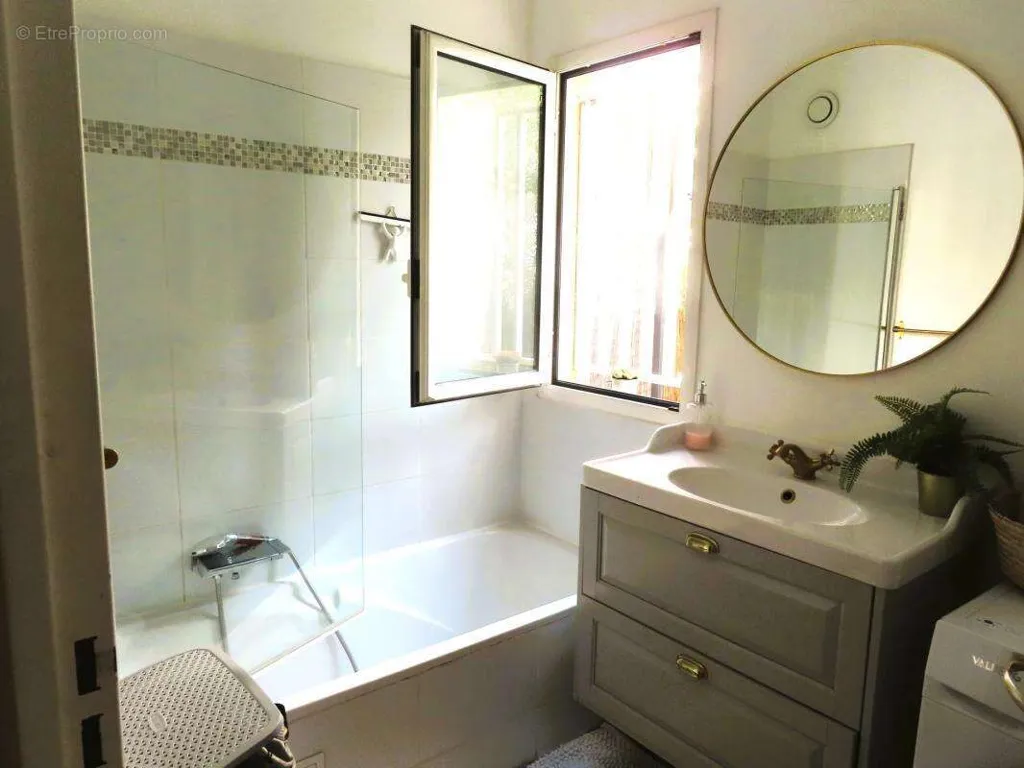 Salles de bain - Appartement avec terrasse-jardin au Cannet