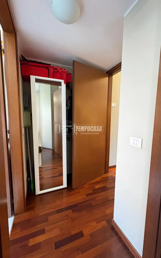 Esik - Modernised Three-Room Flat with Balcony in Milan