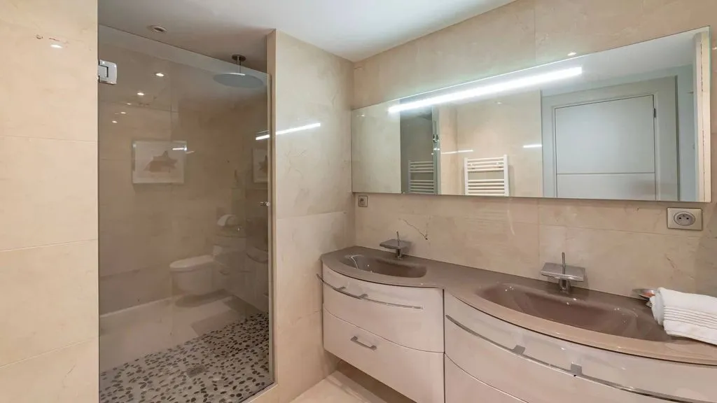 Salles de bain - Appartement de luxe avec terrasse vue mer à Cannes