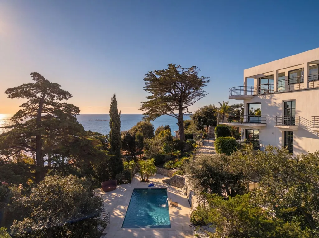 Vue aérienne - Villa Luxueuse avec Vue Mer à Cannes Californie