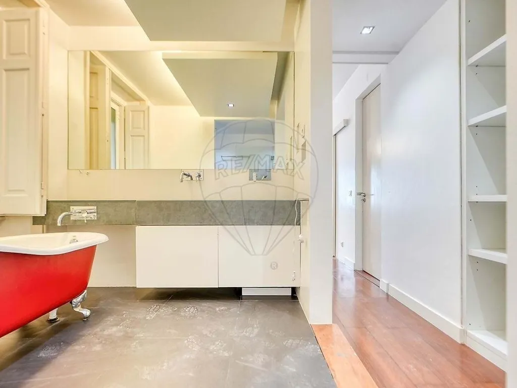 Salles de bain - Lisbon Condo with Terrace and Fireplace