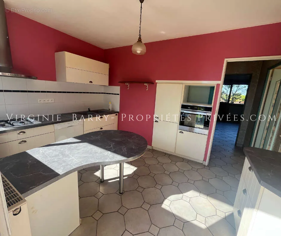Cuisine - Appartement T3 avec Balcons et Garage à Rochefort