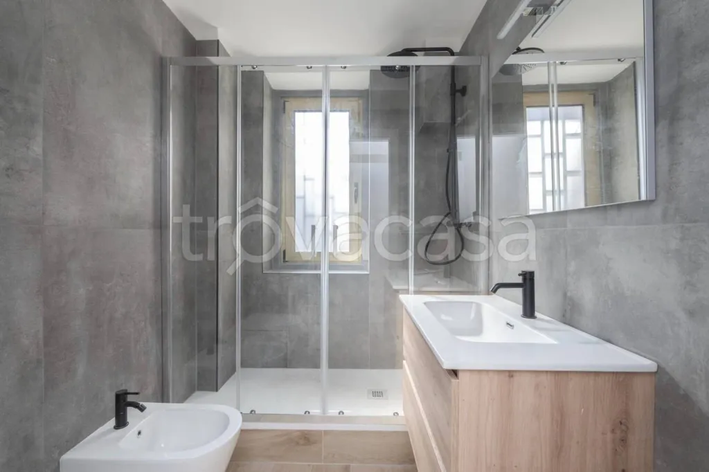Salles de bain - Modern Loft with Dual Access in Turin