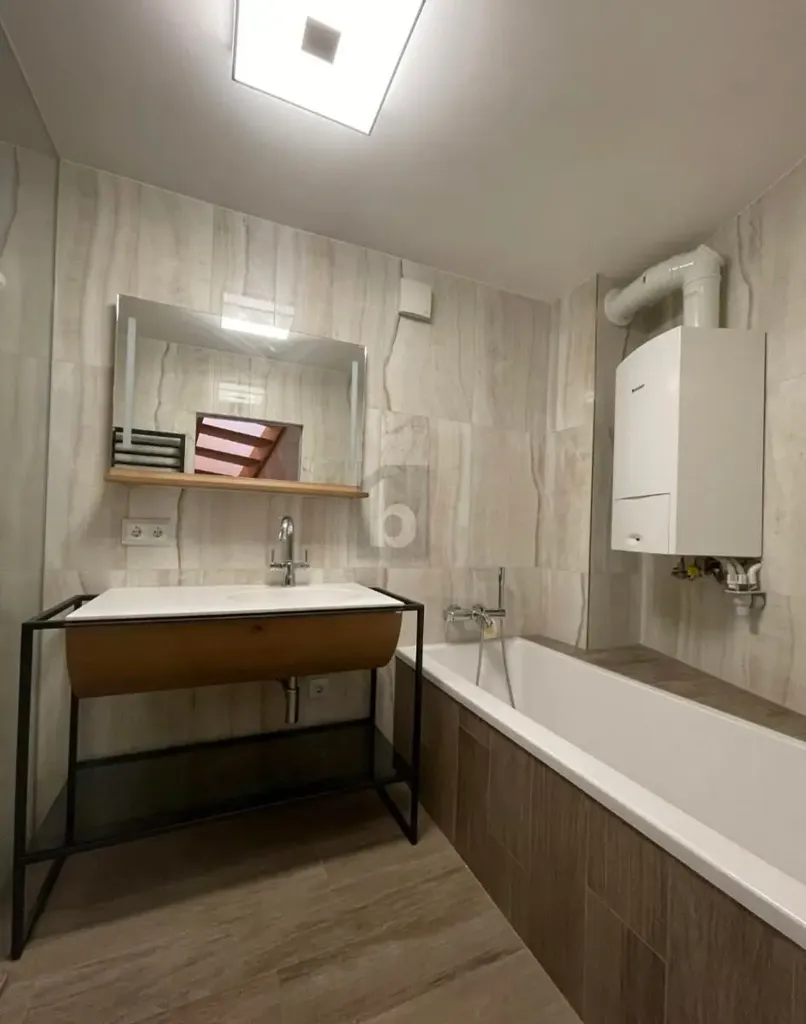 Salles de bain - Penthouse with Balcony in 17th District