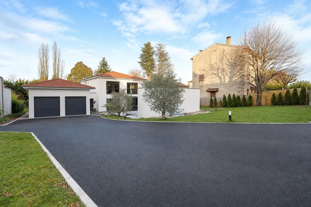 Extérieur - Villa Contemporaine avec Piscine à Saint-Maurice de Lignon