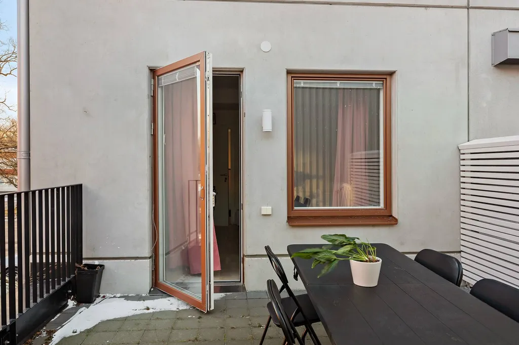 Terrasse - Modern Flat with Private Terrace in Central Järfälla