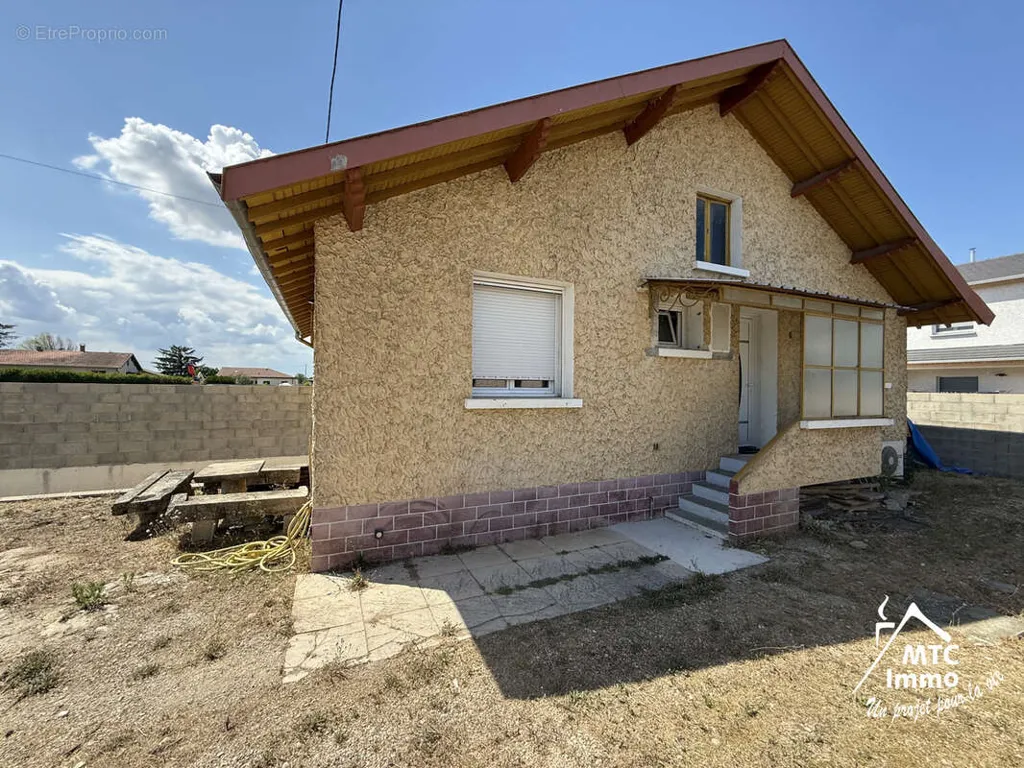 Extérieur - Maison avec Combles Aménagés et Jardin à Proximité des Transports