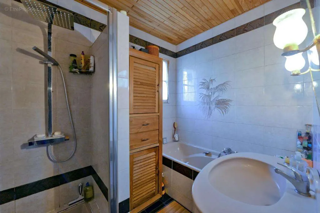 Salles de bain - Maison avec piscine et jardin à Fenouillet